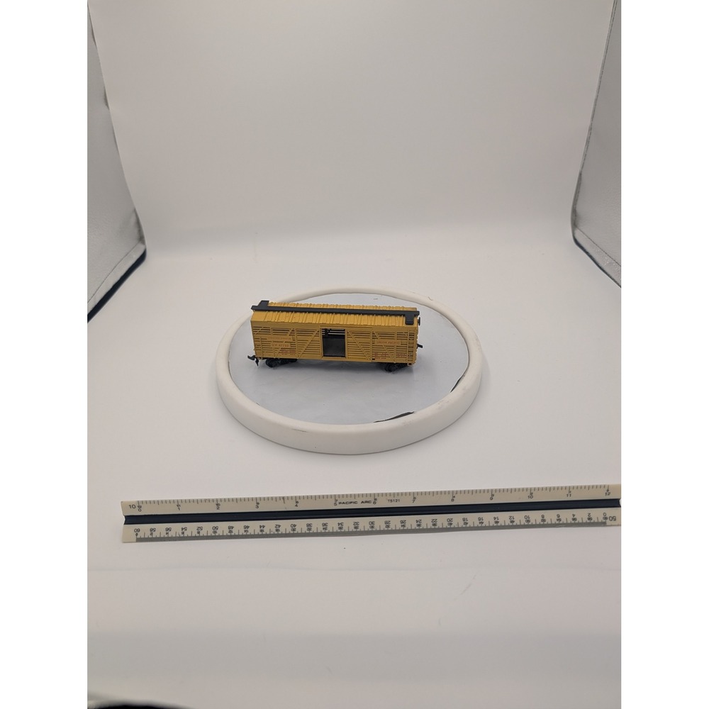 Union Pacific HO Scale Stock Car UP 47723 Livestock Dispatch Yellow Boxcar